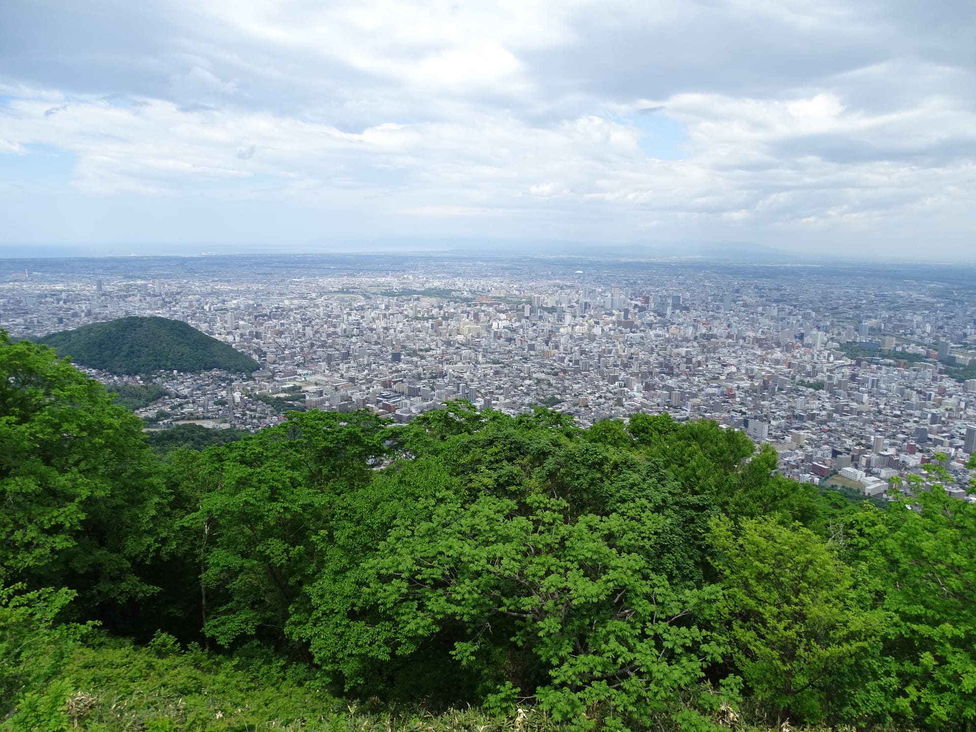 藻岩山から望む、緑に囲まれた札幌の街並み